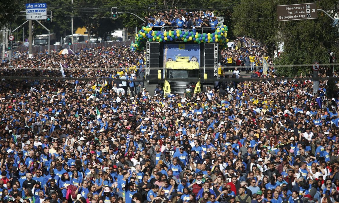 Marcha para Jesus reúne milhares