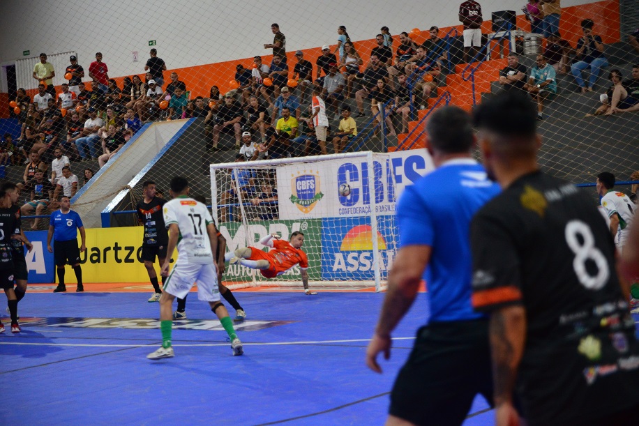 jogadores na quadra de futsal